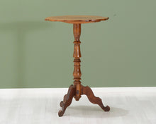 Lataa kuva Galleria-katseluun, Antiikkinen sivupöytä