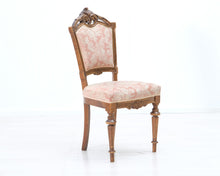 Lataa kuva Galleria-katseluun, Antiikkinen tuoli vaaleanpunaisella verhoilulla