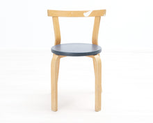 Load image into Gallery viewer, Artek ruokatuoli 68 sininen istuinosa