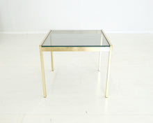 Lataa kuva Galleria-katseluun, 80-luvun kullanvärinen sivupöytä lasilevyllä