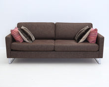 Lataa kuva Galleria-katseluun, Kuusilinna 3-istuttava sohva tummanruskea