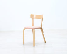 Lataa kuva Galleria-katseluun, Artek 69 tuoli kangasistuimella