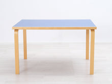Load image into Gallery viewer, Artek ruokapöytä 120 x 85 cm sininen