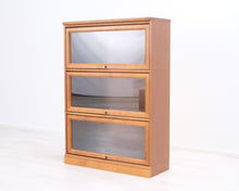 Load image into Gallery viewer, Asko Aspö hyllystö lasiovilla ruskea