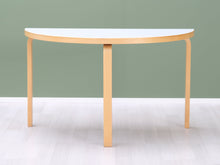 Lataa kuva Galleria-katseluun, Artek 95 puolipyöreä pöytä koivu / valkoinen