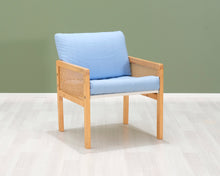 Lataa kuva Galleria-katseluun, Nojatuoli vaaleansinisellä verhoilulla