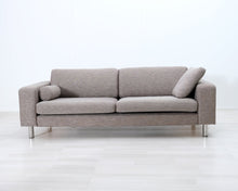 Lataa kuva Galleria-katseluun, 3-istuttava kangassohva ruskea