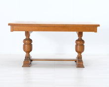Lataa kuva Galleria-katseluun, Antiikkinen tammipöytä