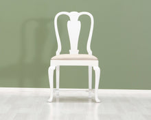 Lataa kuva Galleria-katseluun, Antiikkinen tuoli valkoinen