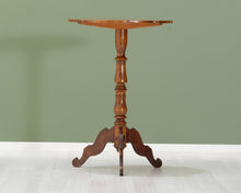 Lataa kuva Galleria-katseluun, Antiikkinen sivupöytä