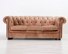 Lataa kuva Galleria-katseluun, 3-istuttava Chesterfield-tyylinen nahkasohva ruskea
