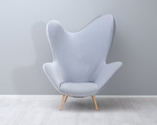 Load image into Gallery viewer, Ateljé Sotamaa The Happy Chair nojatuoli harmaa