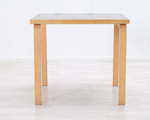 Load image into Gallery viewer, Artek pöytä 70 x 80 cm koivu / vihreä