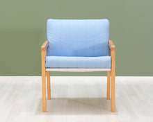 Lataa kuva Galleria-katseluun, Nojatuoli vaaleansinisellä verhoilulla