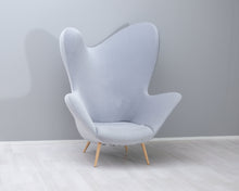 Load image into Gallery viewer, Ateljé Sotamaa The Happy Chair nojatuoli harmaa