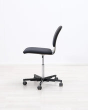 Load image into Gallery viewer, Avarte Yrjö Kukkapuro toimistotuoli musta