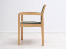 Load image into Gallery viewer, Artek Pentti Heinonen käsinojallinen tuoli harmaa