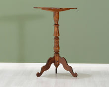 Lataa kuva Galleria-katseluun, Antiikkinen sivupöytä