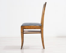 Lataa kuva Galleria-katseluun, Antiikkinen tuoli raidallisella istuimella