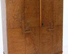 Lataa kuva Galleria-katseluun, Antiikkinen kaappi