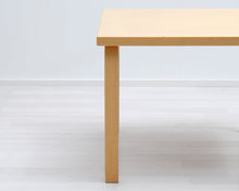Load image into Gallery viewer, Artek sivupöytä 75 x 75 cm koivu
