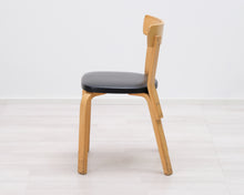 Lataa kuva Galleria-katseluun, Artek 69 tuoli koivu / musta nahka