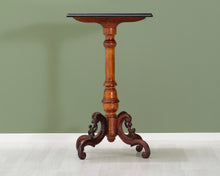 Lataa kuva Galleria-katseluun, Antiikkinen sivupöytä suorakaiteen muotoisella pöytälevyllä