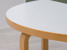 Lataa kuva Galleria-katseluun, Artek 95 puolipyöreä pöytä koivu / valkoinen