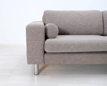 Lataa kuva Galleria-katseluun, 3-istuttava kangassohva ruskea