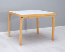Lataa kuva Galleria-katseluun, Artek lastenpöytä 75 x 75 cm koivu / valkoinen