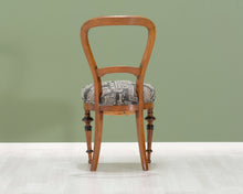 Lataa kuva Galleria-katseluun, Antiikkinen tuoli kangasistuimella
