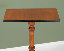 Lataa kuva Galleria-katseluun, Antiikkinen sivupöytä suorakaiteen muotoisella pöytälevyllä