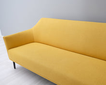 Lataa kuva Galleria-katseluun, Adea ELL 3-istuttava kangassohva keltainen