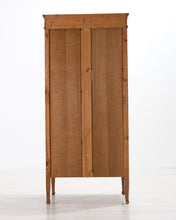 Lataa kuva Galleria-katseluun, Antiikkinen kaappi massiivitammesta