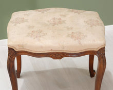 Lataa kuva Galleria-katseluun, Antiikkinen jakkara kangasistuimella