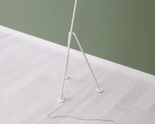 Lataa kuva Galleria-katseluun, Gubi Gräshoppa lattiavalaisin valkoinen