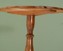 Lataa kuva Galleria-katseluun, Antiikkinen sivupöytä