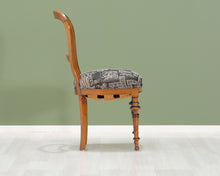 Lataa kuva Galleria-katseluun, Antiikkinen tuoli kangasistuimella