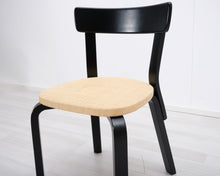 Lataa kuva Galleria-katseluun, Artek 69 tuoli musta / beige