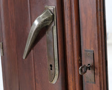 Lataa kuva Galleria-katseluun, Antiikkinen vaatekaappi