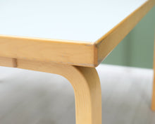 Load image into Gallery viewer, Artek pöytä 120 x 120 cm koivu / valkoinen