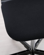 Load image into Gallery viewer, Avarte Yrjö Kukkapuro toimistotuoli musta