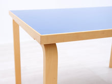 Load image into Gallery viewer, Artek ruokapöytä 120 x 85 cm sininen