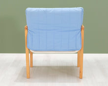 Lataa kuva Galleria-katseluun, Nojatuoli vaaleansinisellä verhoilulla