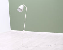 Lataa kuva Galleria-katseluun, Gubi Gräshoppa lattiavalaisin valkoinen