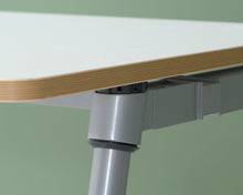 Lataa kuva Galleria-katseluun, Herman Miller työpöytä valkoinen