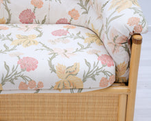 Lataa kuva Galleria-katseluun, 2,5-istuttava rottinkisohva kukkakuviolla