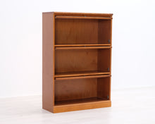 Load image into Gallery viewer, Asko Aspö hyllystö lasiovilla ruskea