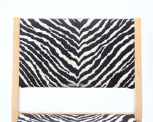 Lataa kuva Galleria-katseluun, Artek 611 tuoli seeprakankaalla II