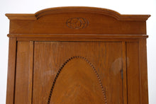 Lataa kuva Galleria-katseluun, Antiikkinen kaappi massiivitammesta